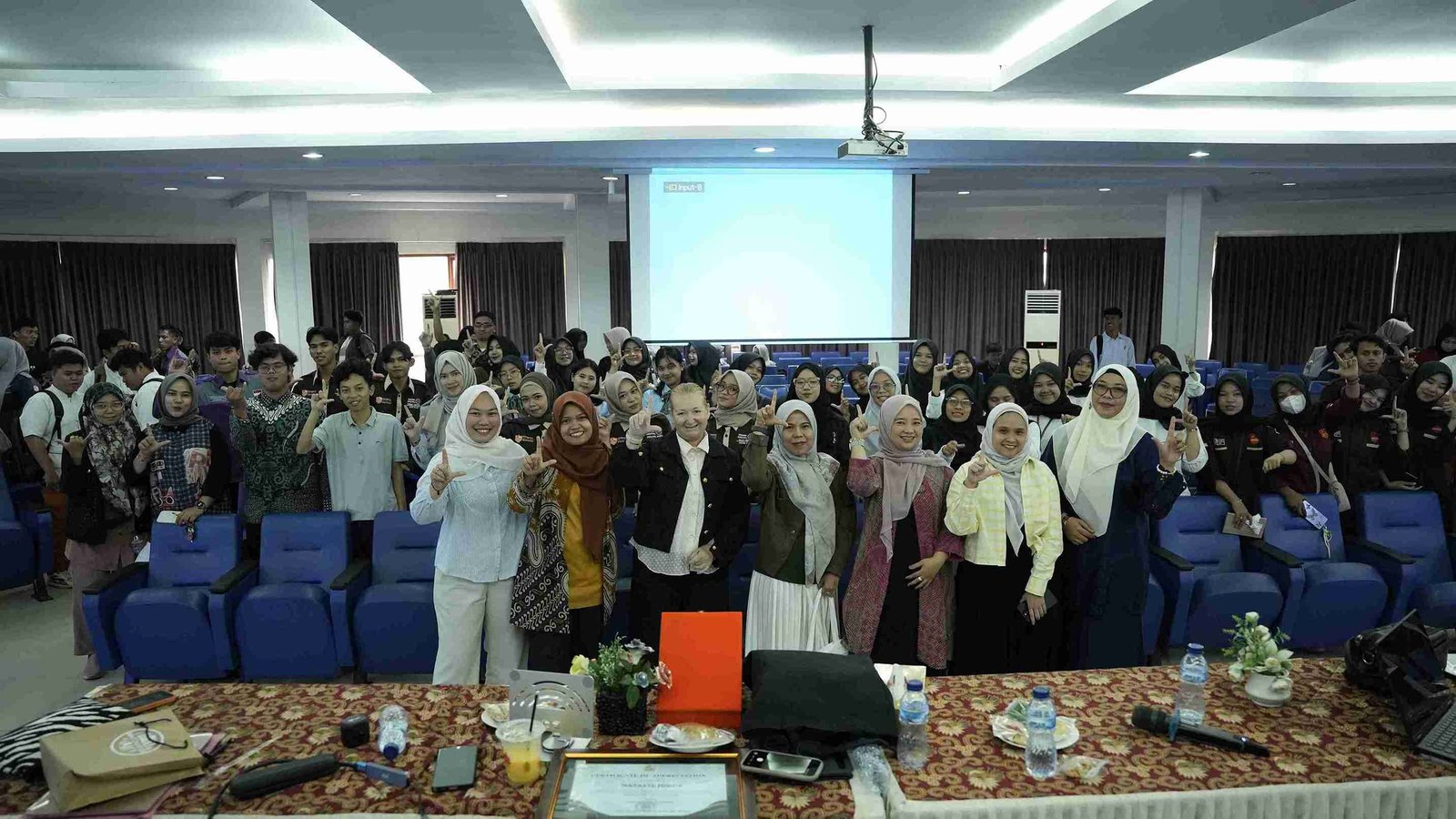 Mengenal Budaya Australia dan Peluang Kerja Global, Universitas Fort De Kock Hadirkan Natalie Junge dan Yola Amelina